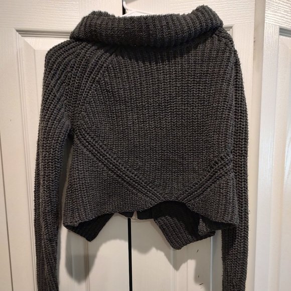 WOW Couture: Gray Cropped Sweater with Buckles on the back - Picture 1 of 2
